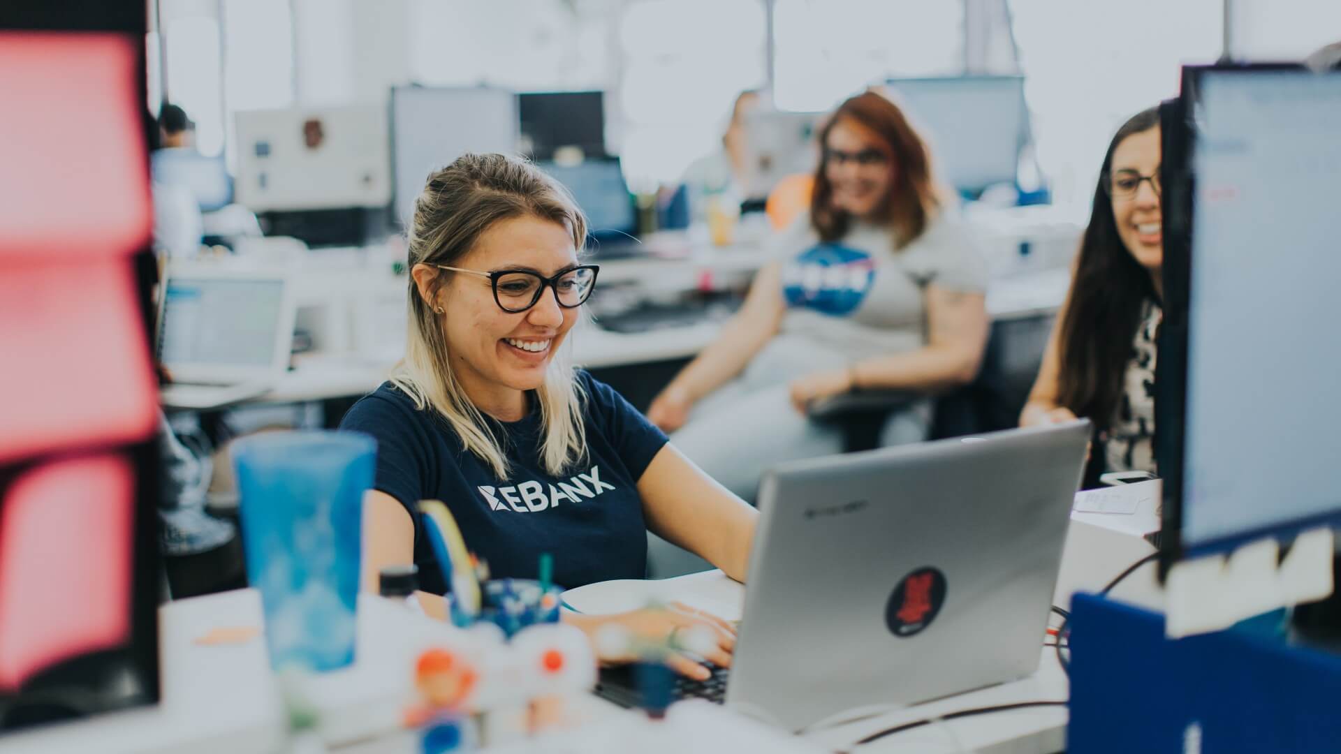 Funcionária do Ebanx digitando em um notebook.