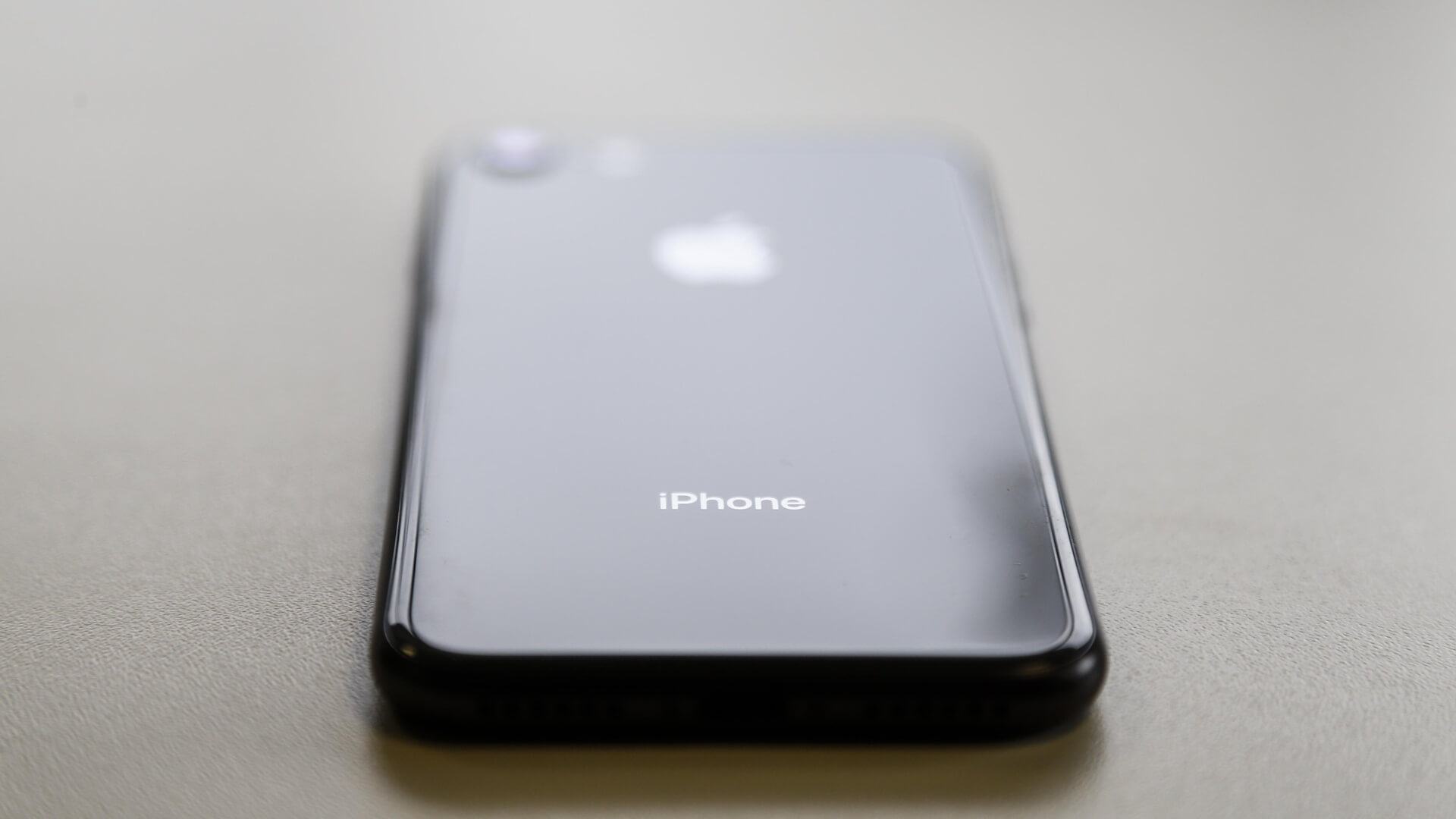 iPhone 8 de costas sobre uma mesa.