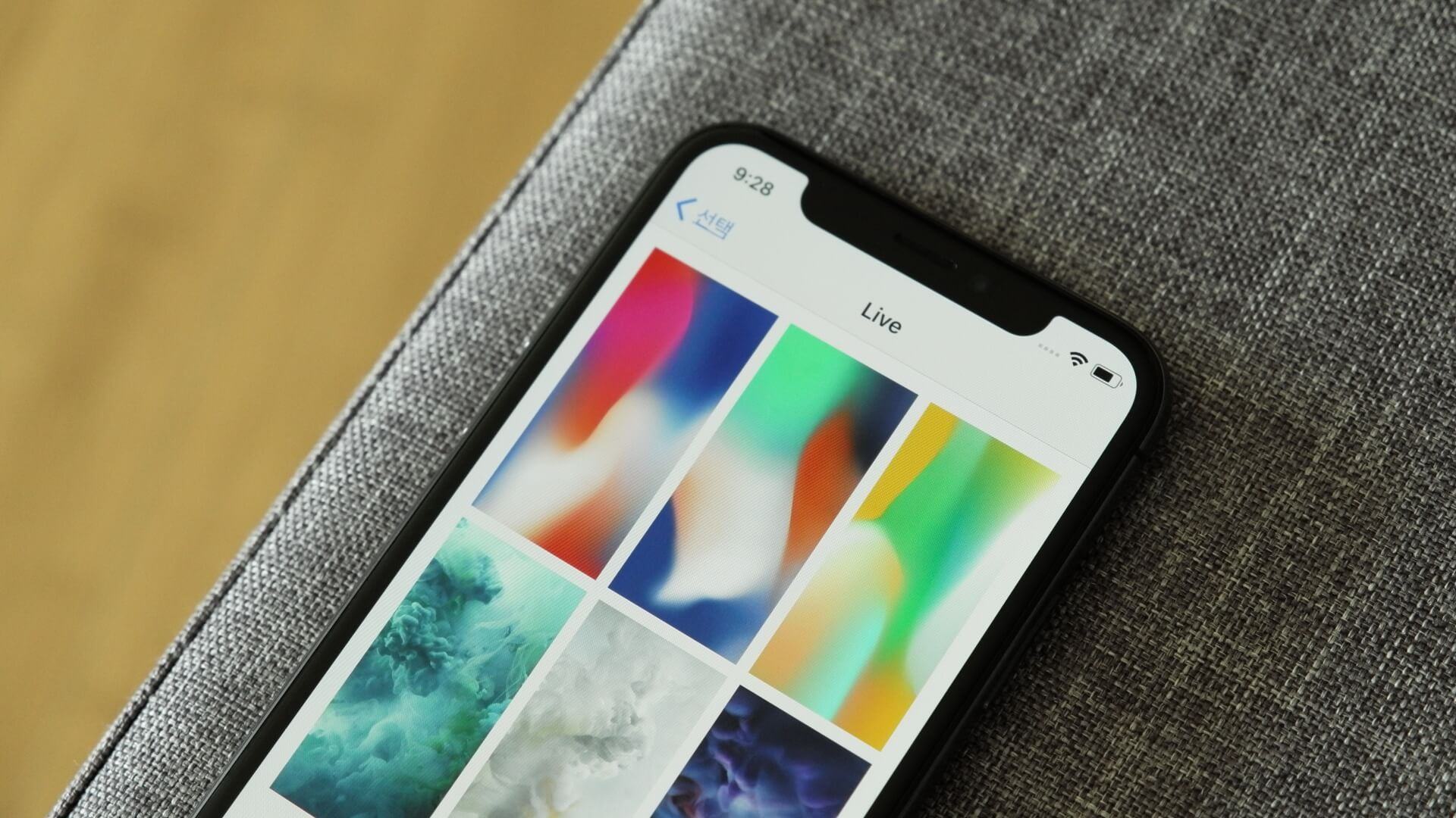 iPhone X no braço do sofá