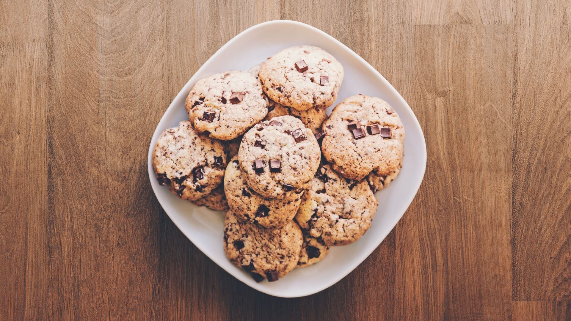 Uma bandeja de cookies sobre a mesa.