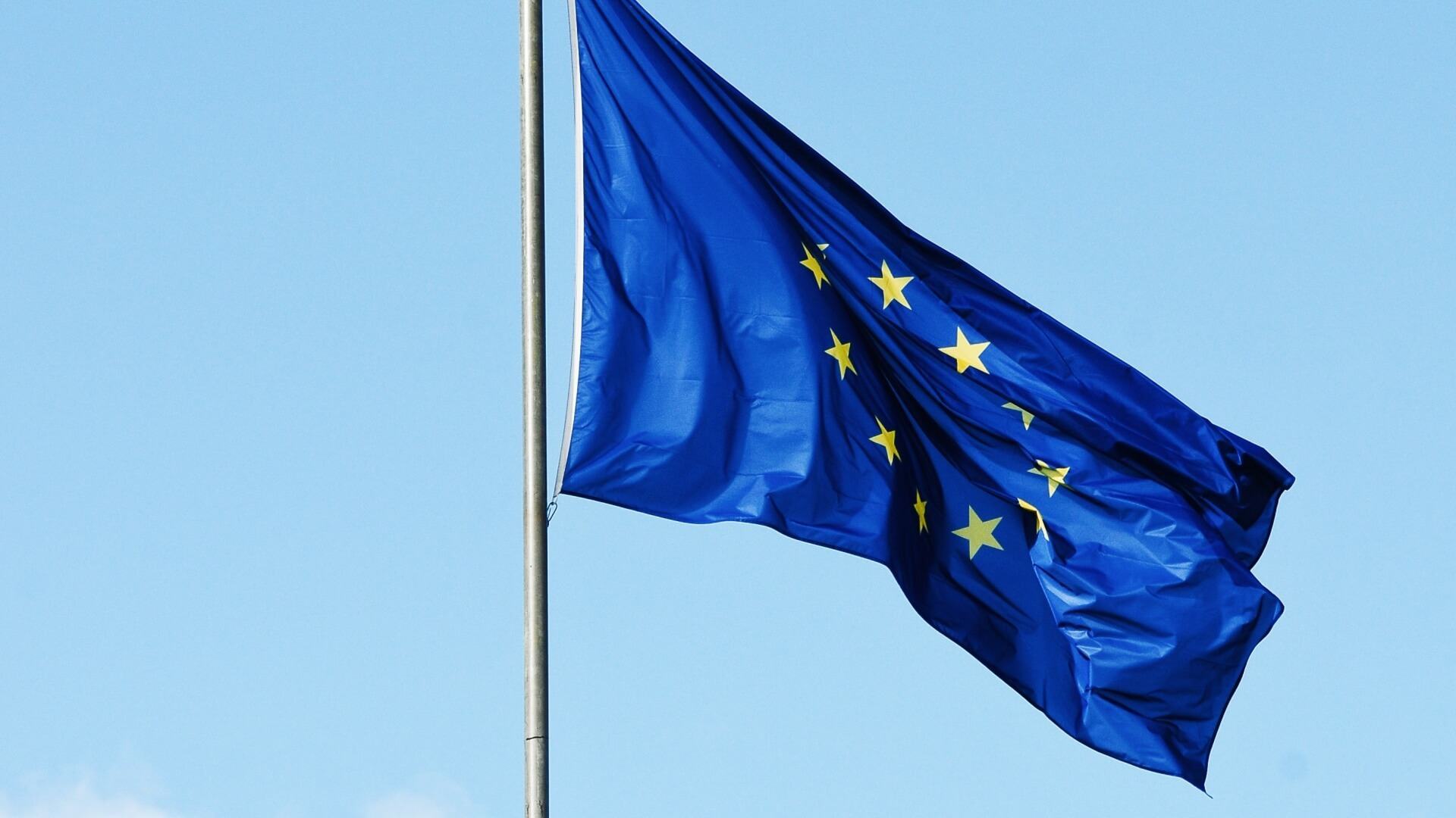 Bandeira da União Europeia em um mastro.