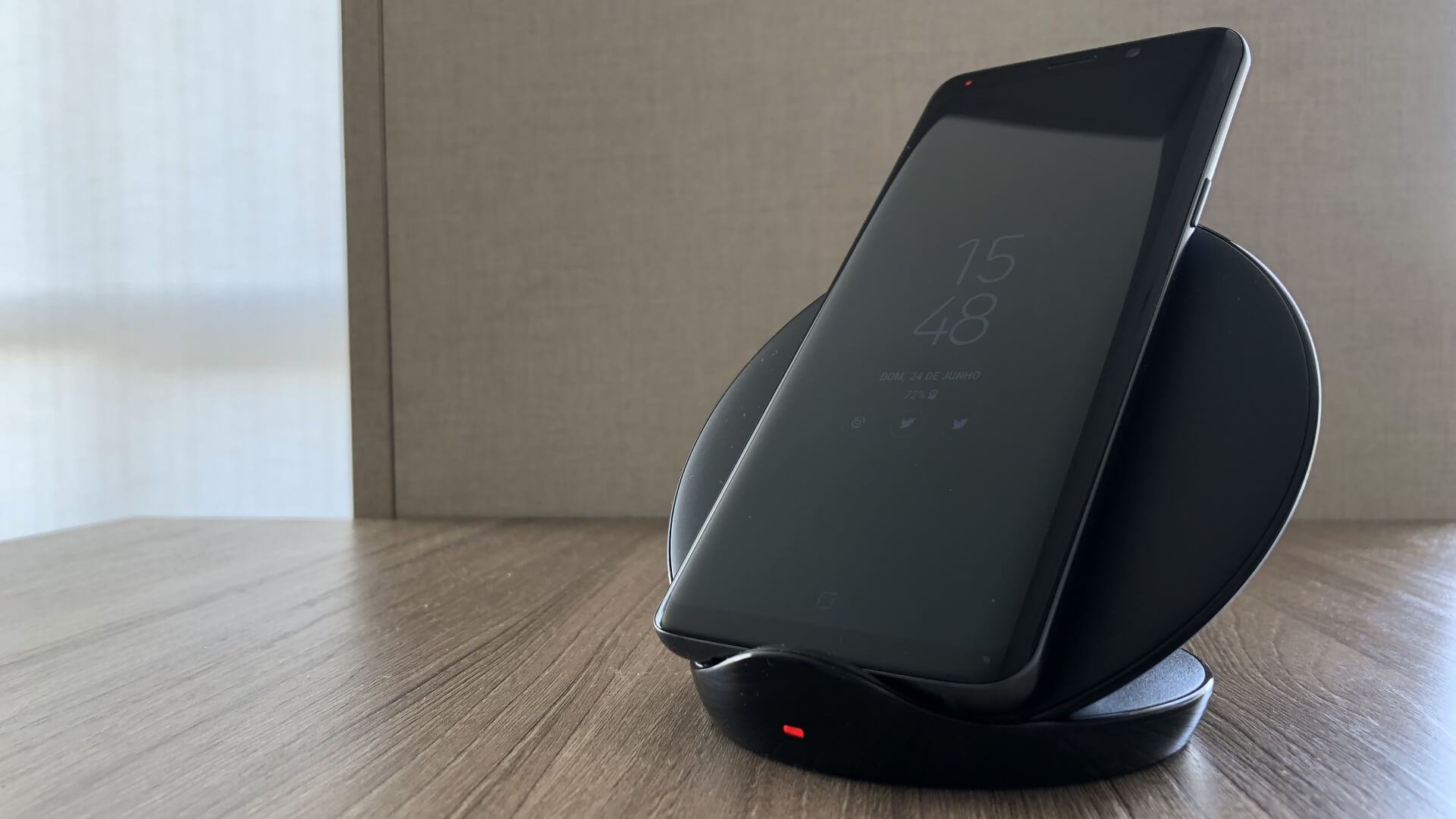 Galaxy S9 no carregador sem fio.