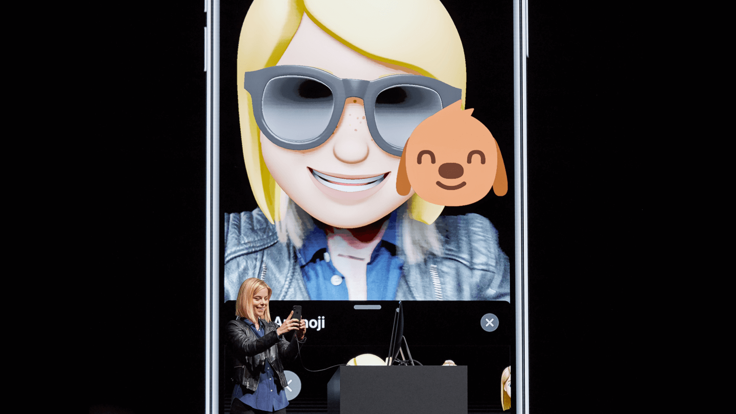 Kelsey Peterson cria um Memoji no palco da WWDC.