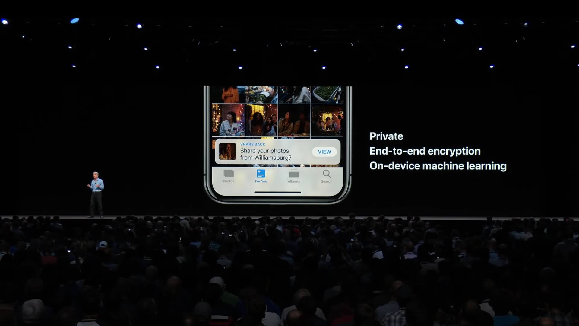 Palco da WWDC exibindo o Fotos com recursos de privacidade.