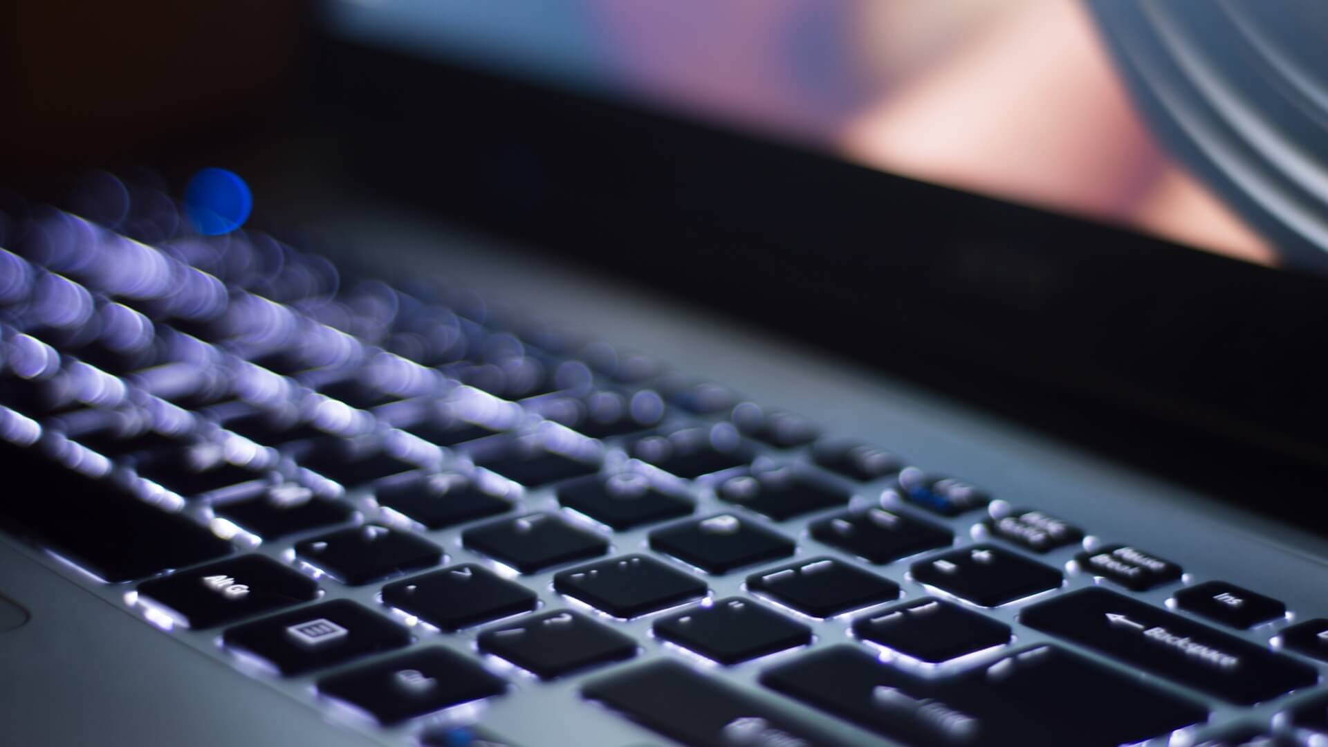 Teclado de um MacBook Pro no detalhe.