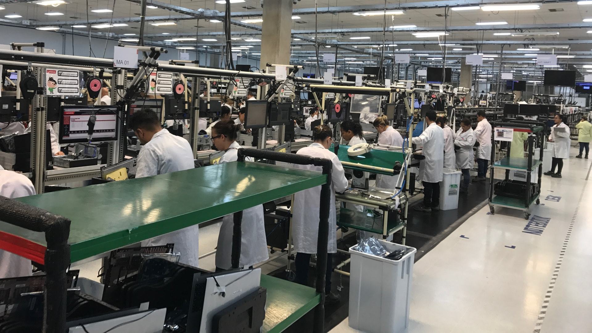 Interior de uma fábrica de notebooks da Lenovo.