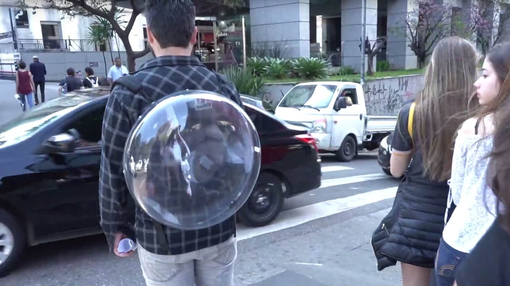 Transeunte observa mochila holográfica da Holo Ahead.