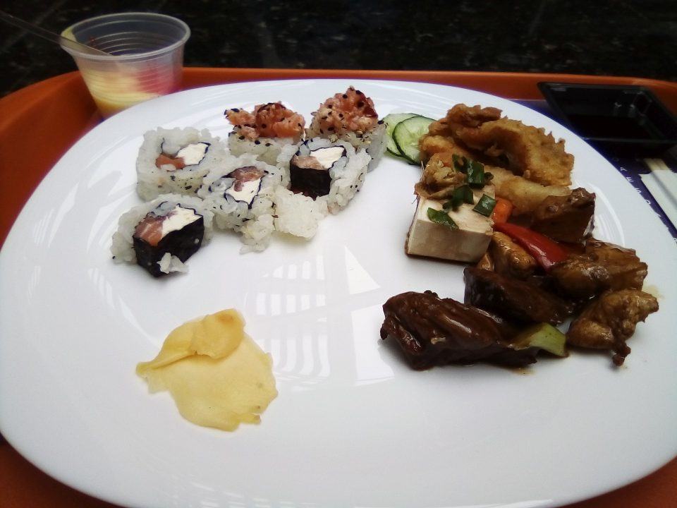 Prato de comida em ambiente fechado com iluminação artificial.