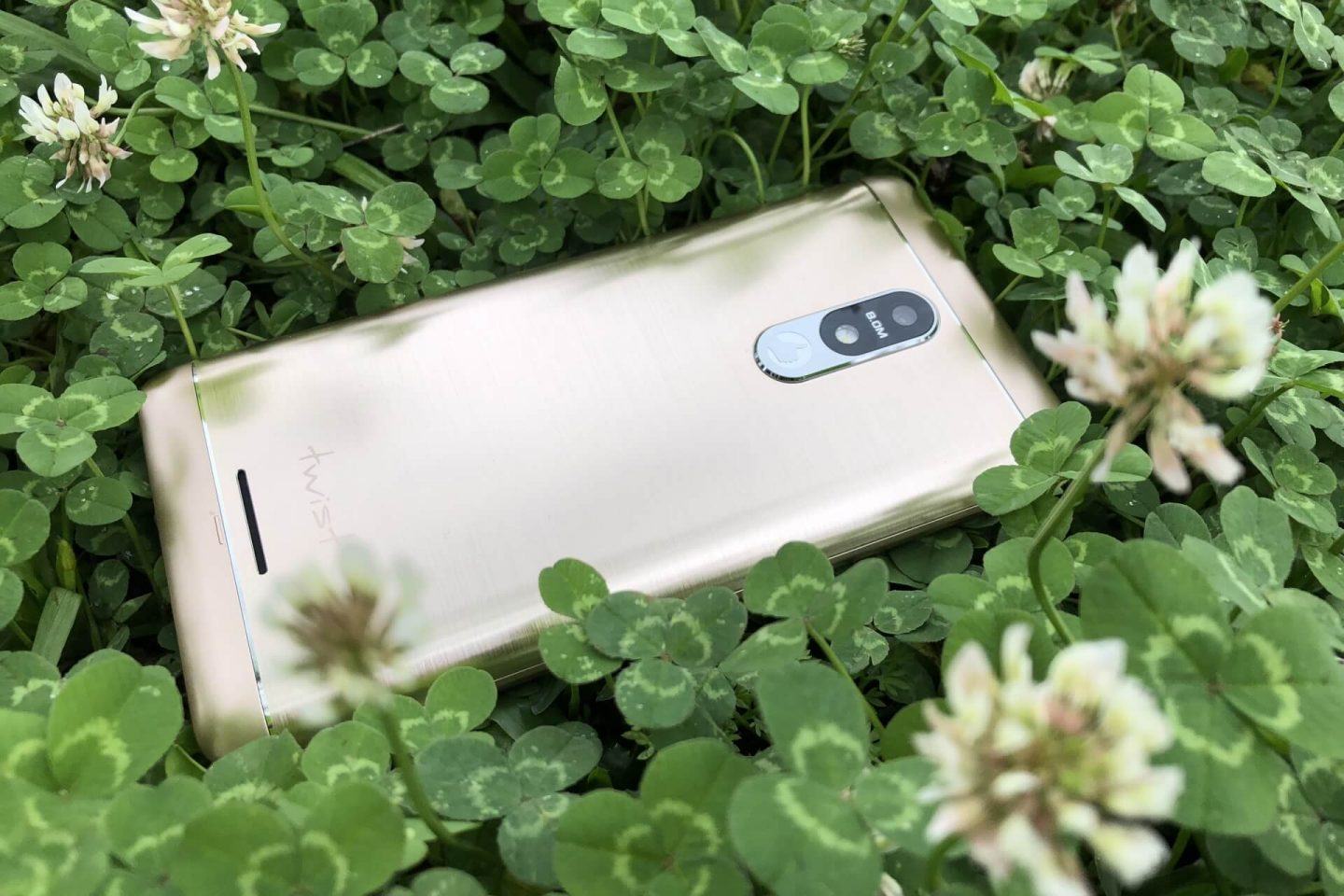 Smartphone Twist Metal de costas em um gramado.