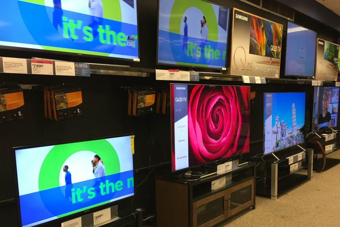 TVs expostas em uma loja.