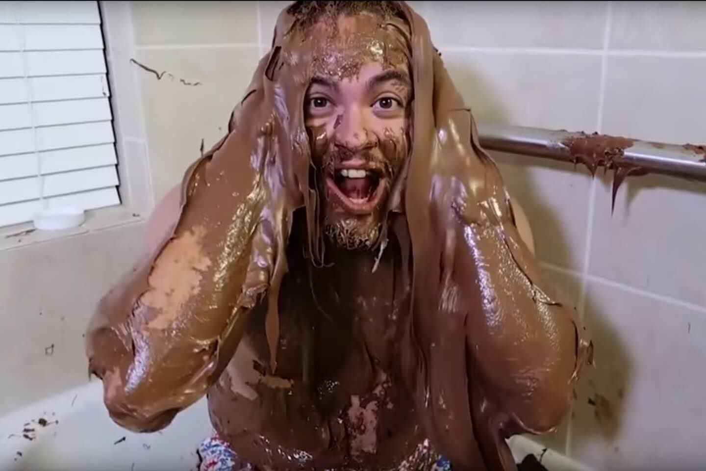 Luccas Neto lambuzado de Nutella em vídeo publicado no YouTube.