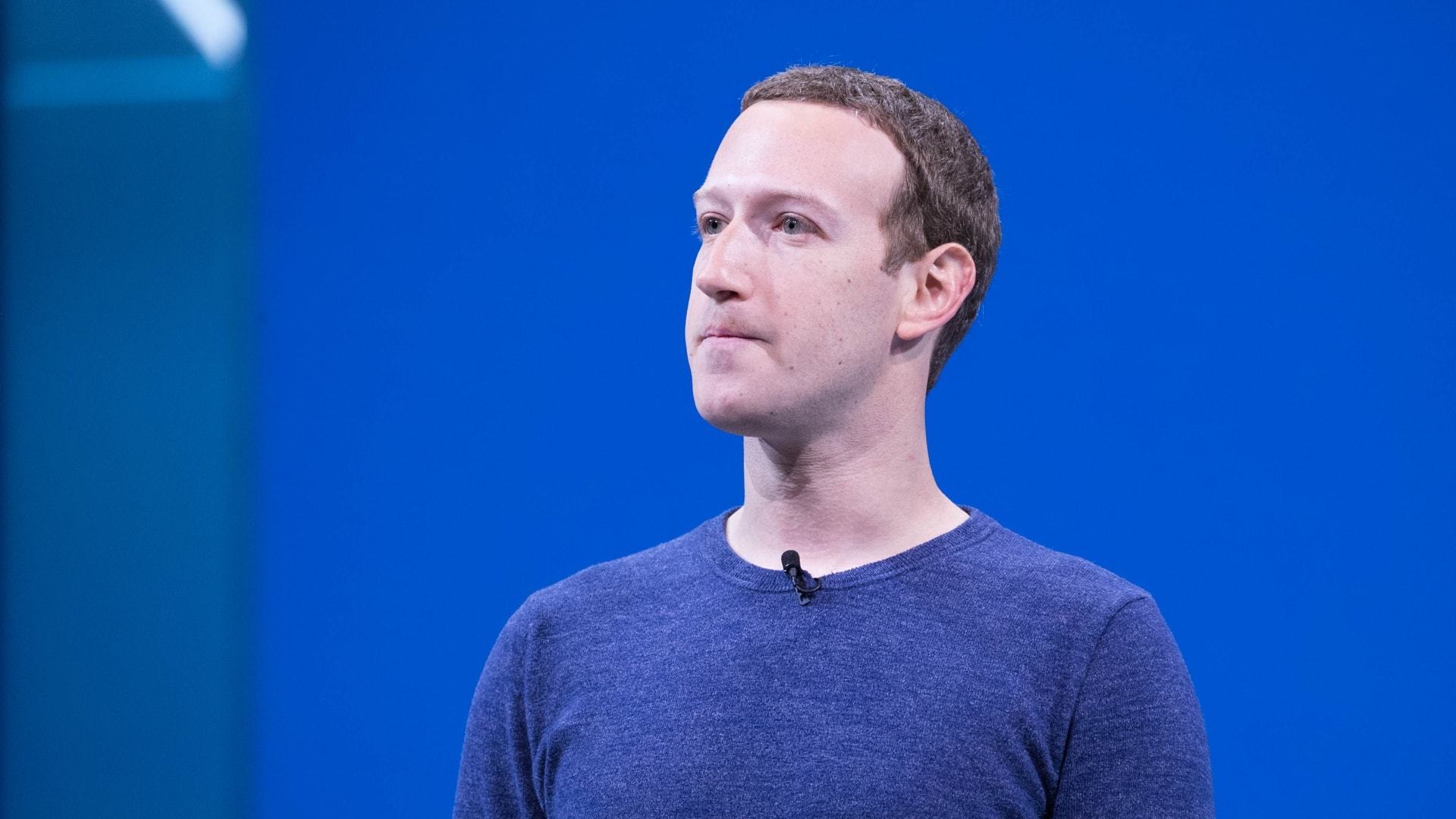 Mark Zuckerberg com expressão de incerteza durante apresentação de abertura da conferência F8, em 2018.