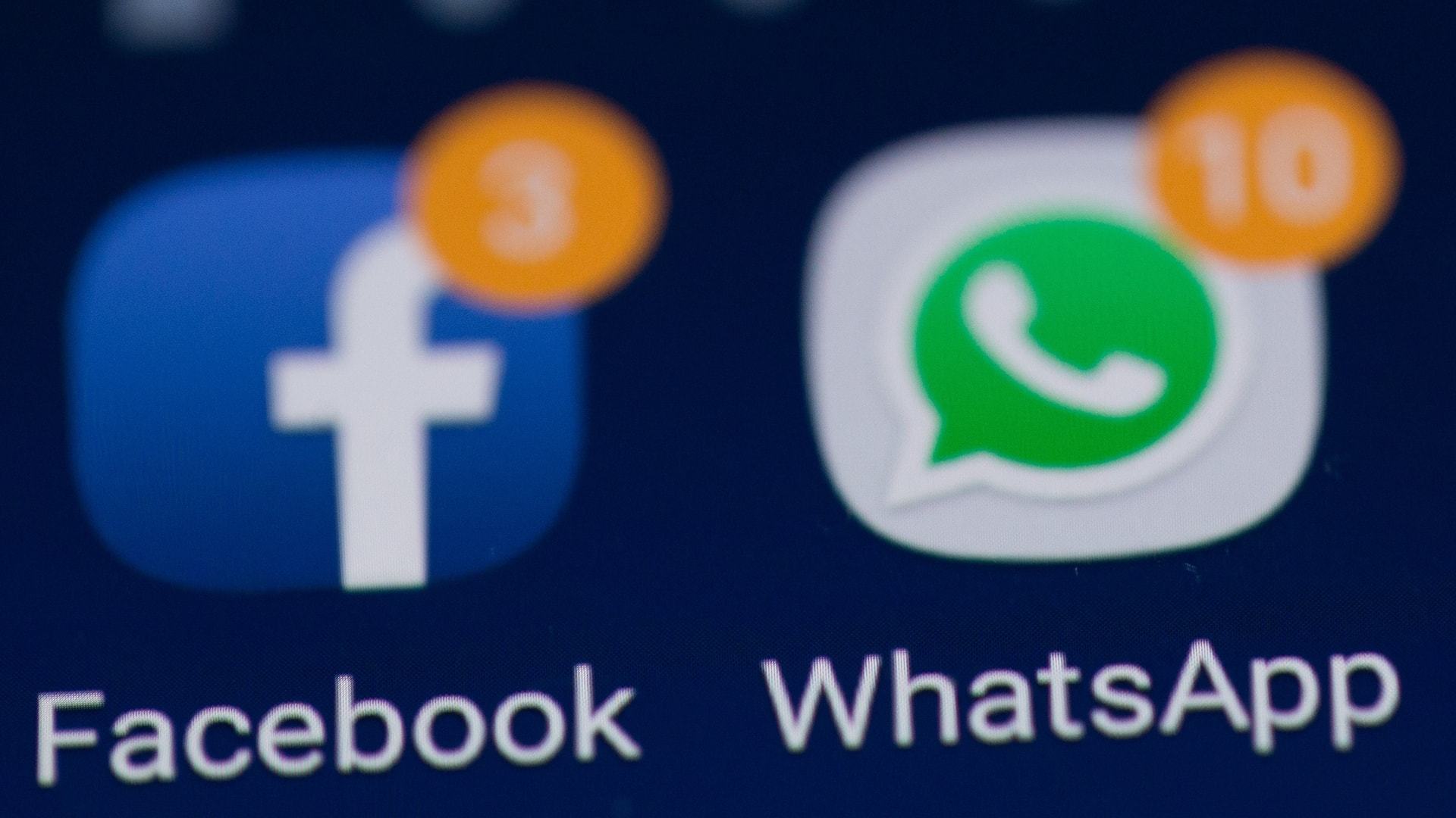 Close nos ícones dos apps do Facebook e WhatsApp em um celular da Samsung.