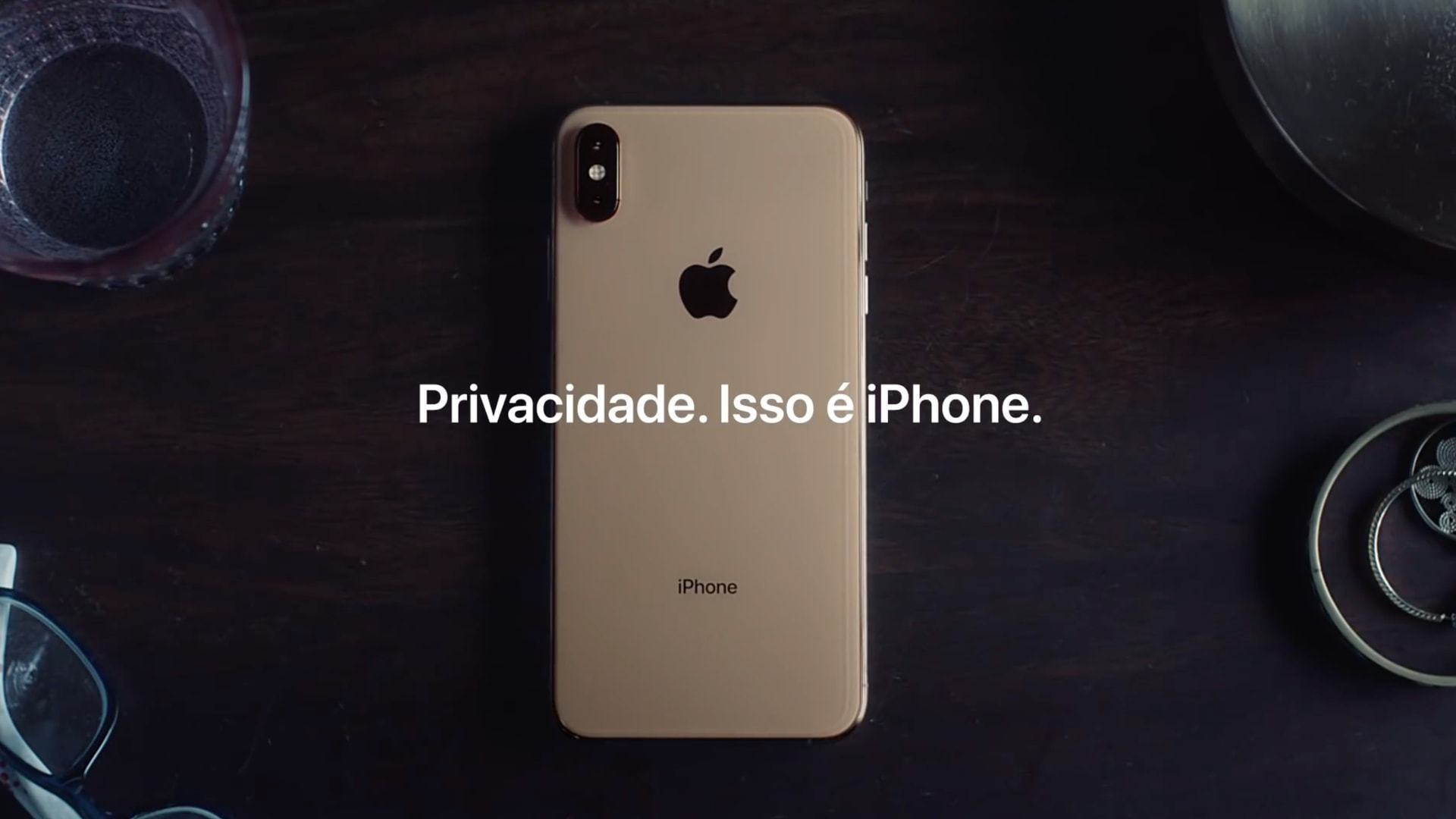 iPhone sobre mesa com mensagem pró-privacidade escrita por cima da imagem.
