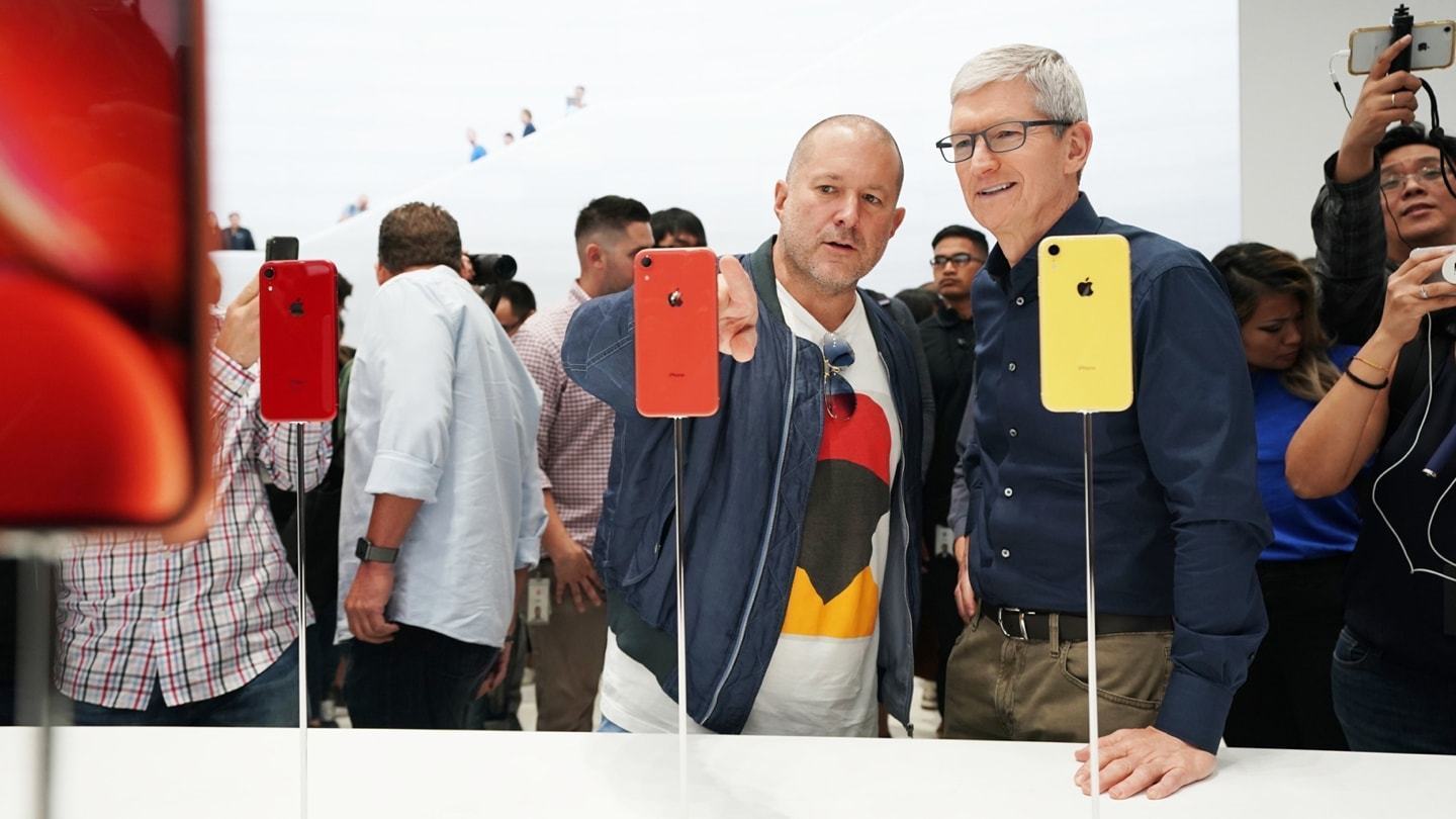 Jonathan Ive e Tim Cook observam o iPhone XR após evento que apresentou o aparelho.