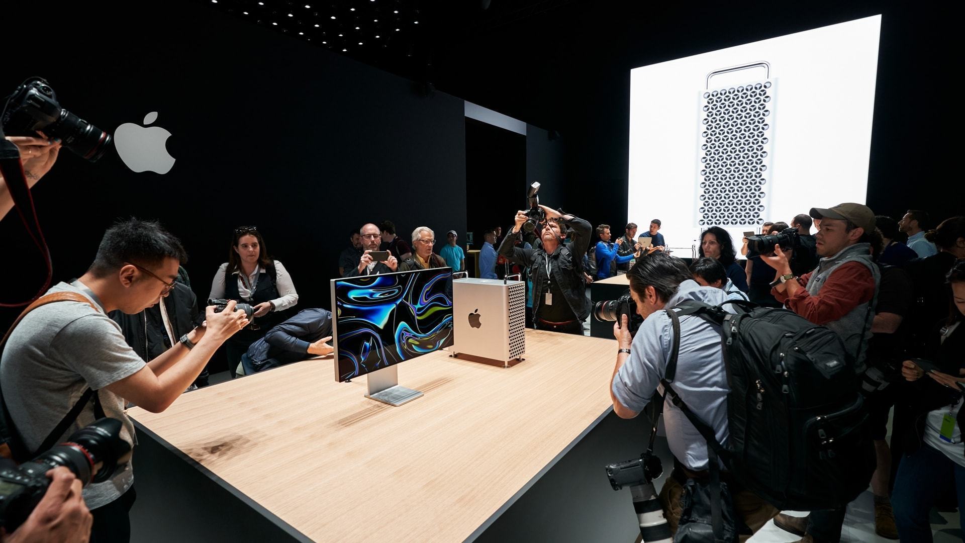 Fotógrafos em torno de uma mesa com um Mac Pro e um Pro Display XDR sendo exibidos.