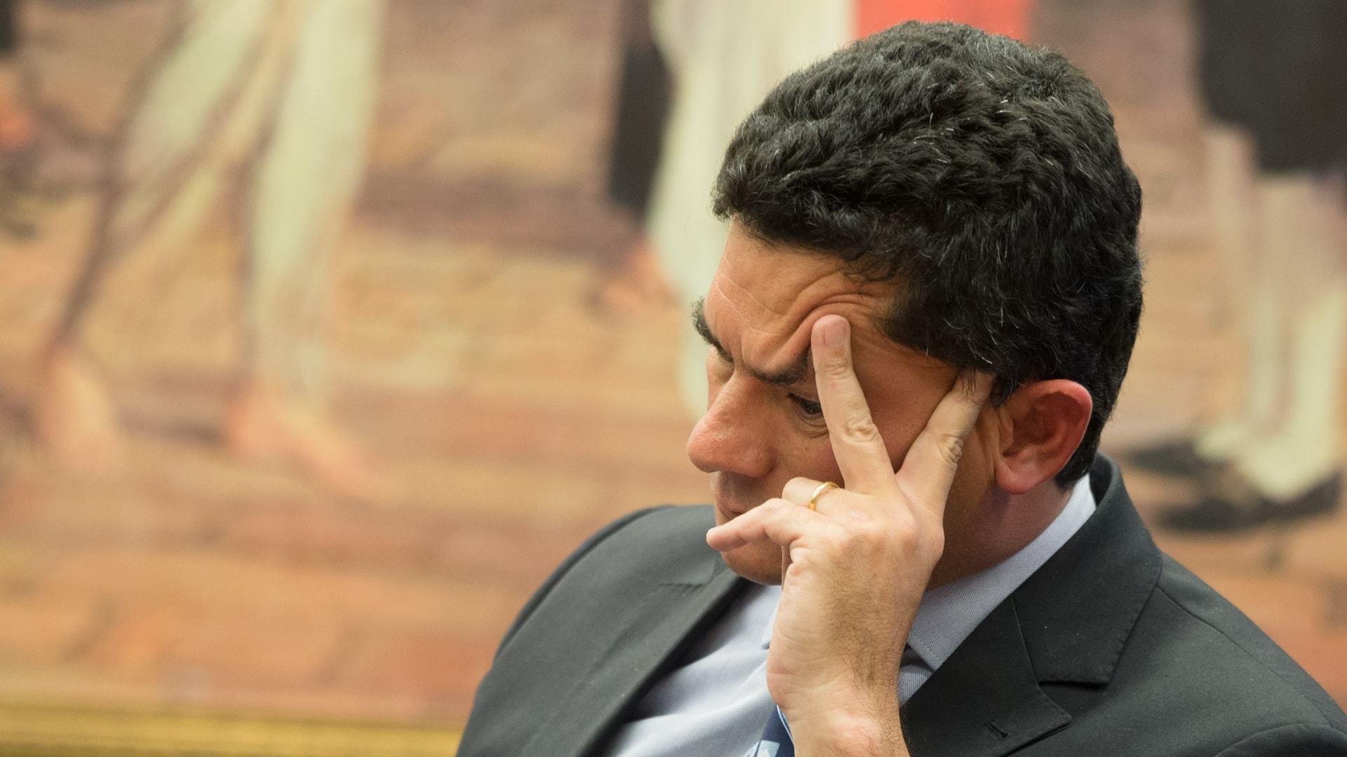 Sergio Moro com a mão no rosto.
