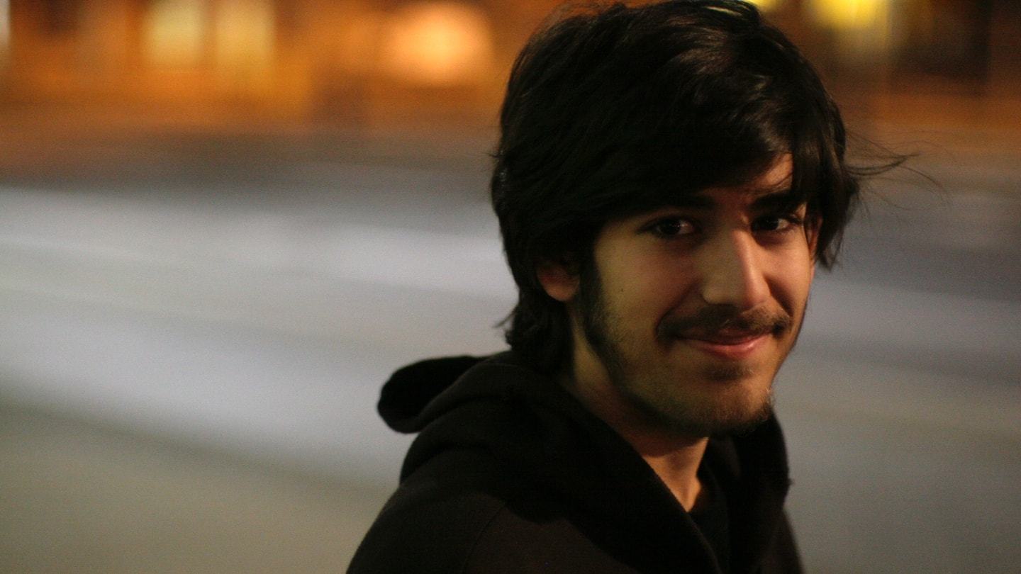 Aaron Swartz sorri para a câmera.