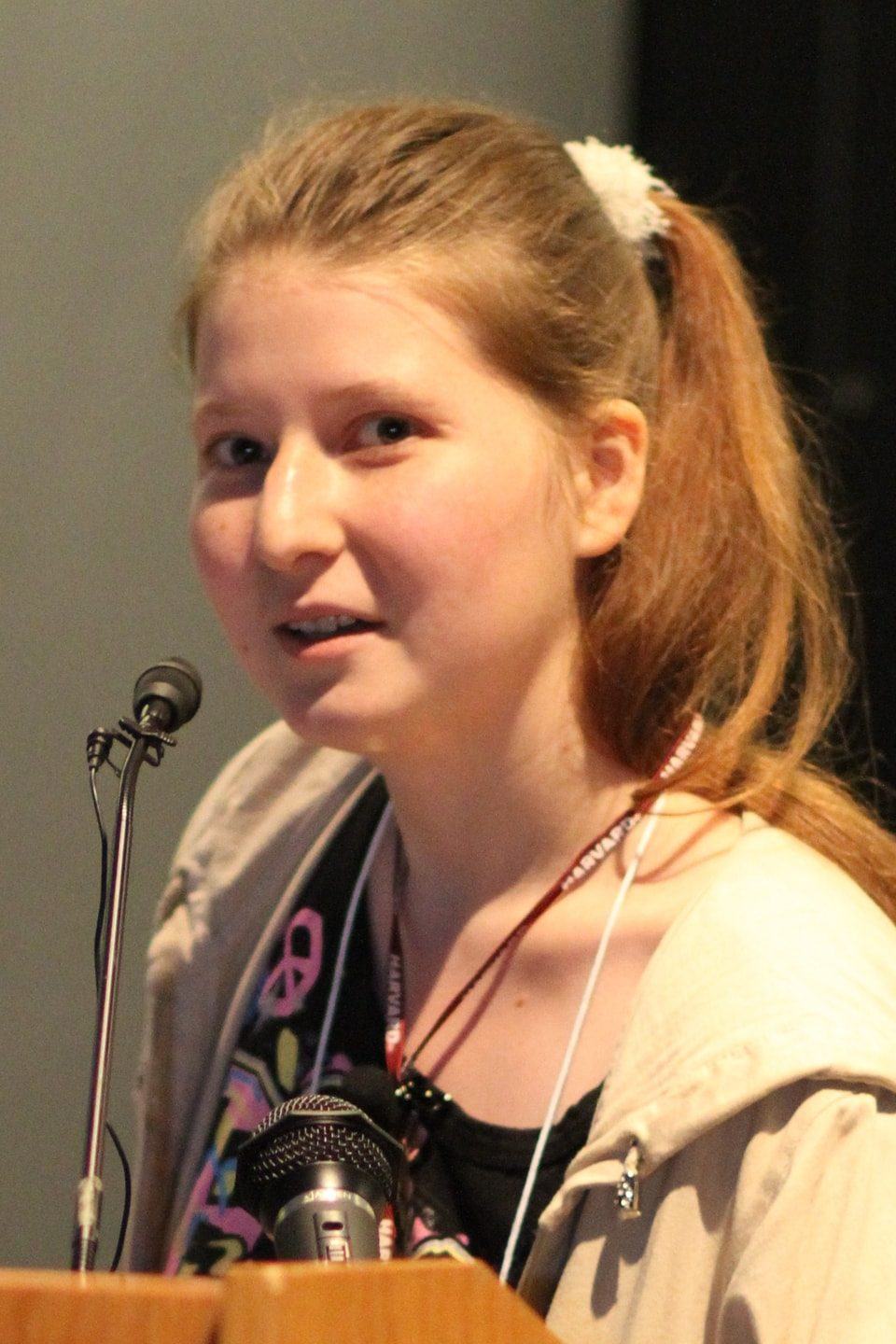 Alexandra Elbakyan discursando em um púlpito.