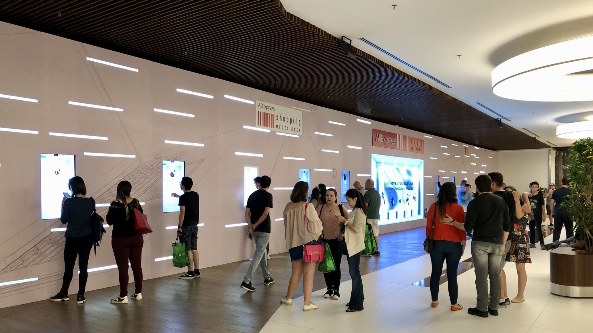 Pessoas em frente à loja pop-up do AliExpress.