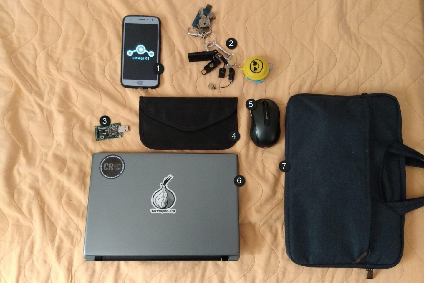 Itens da mochila do Caio Volpato vistos de cima.