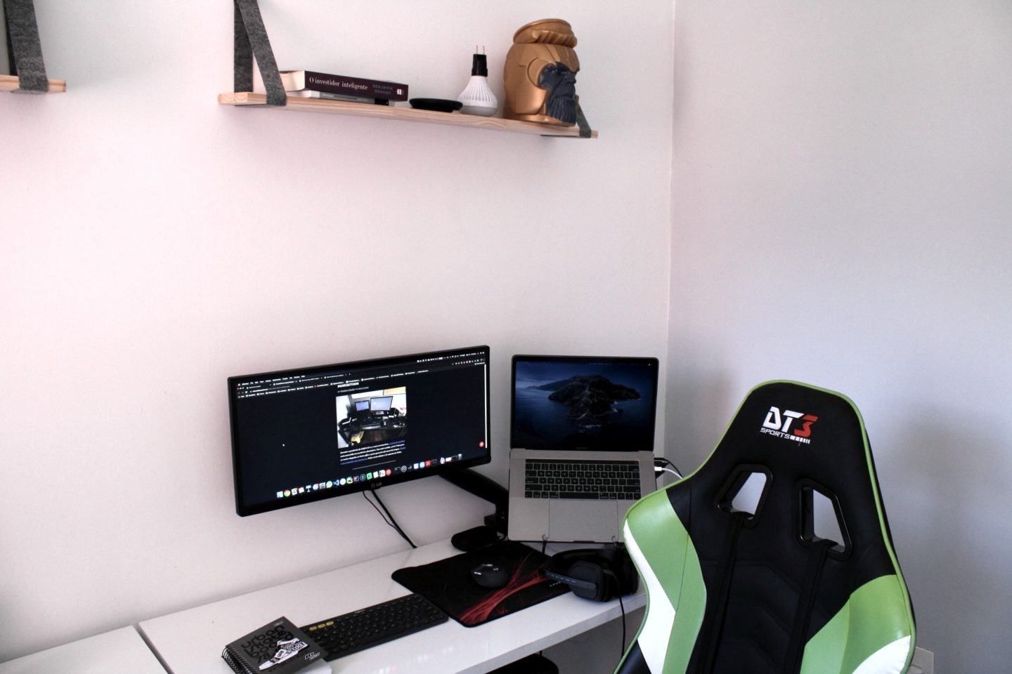 Mesa de trabalho em escritório doméstico do João Eduardo Medeiros.