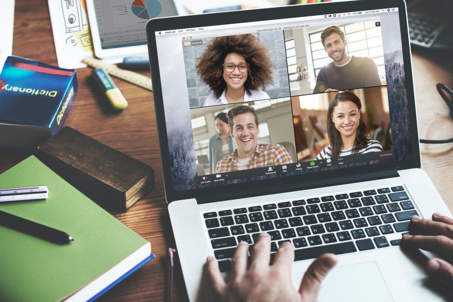 Notebook com o aplicativo da Zoom aberto com quatro pessoas participando de uma videochamada.