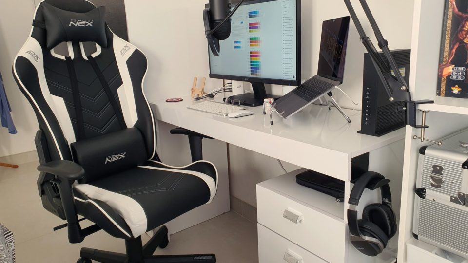 Mesa do Ilton por outro ângulo, destacando sua cadeira gamer.