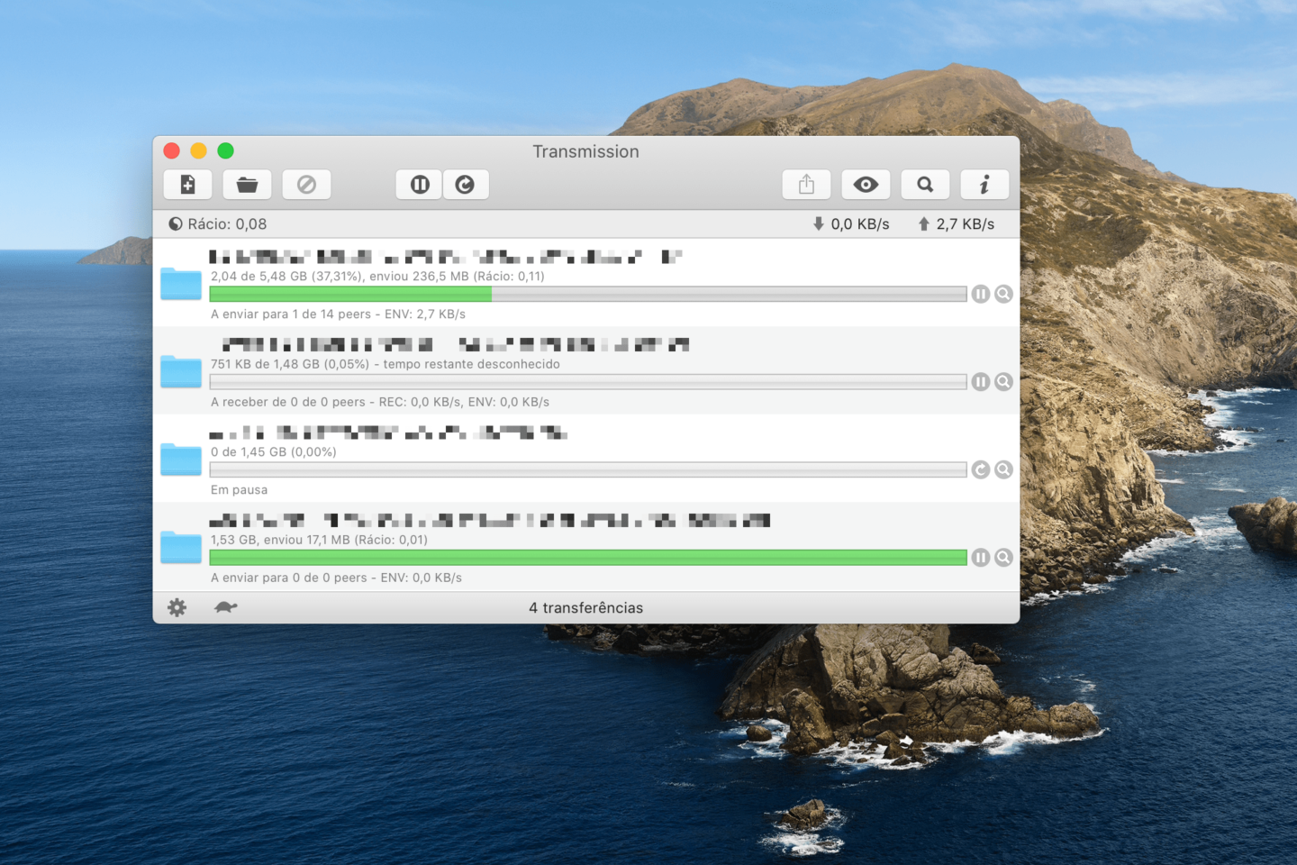Print do aplicativo Transmission no macOS, com quatro arquivos listados, dois deles enviando ("seeding").