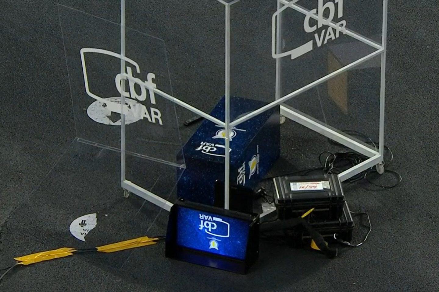 Cabine do VAR, da CBF, desmontada no chão após tomar um chute do goleiro Gatito Fernandez.