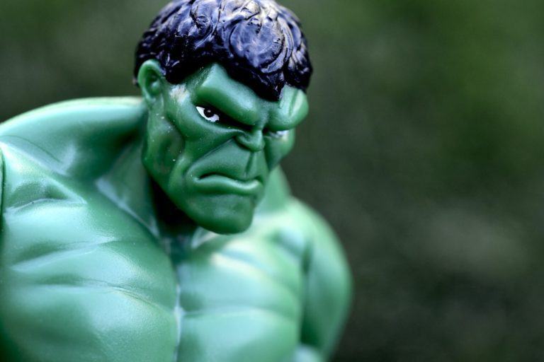 Close em um boneco do Hulk com a expressão fechada.