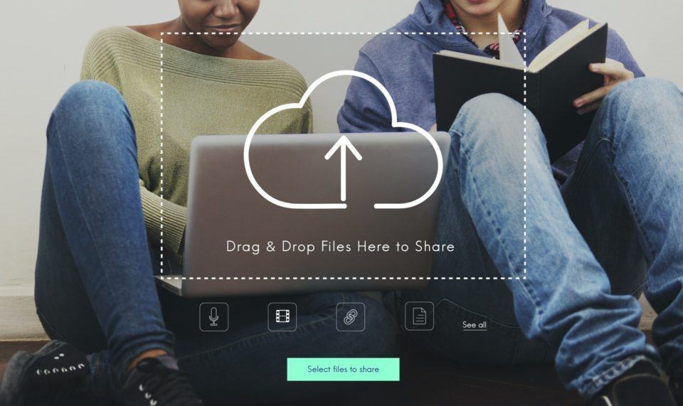 Símbolo da Nuvem e duas pessoas sentadas ao fundo da imagem.