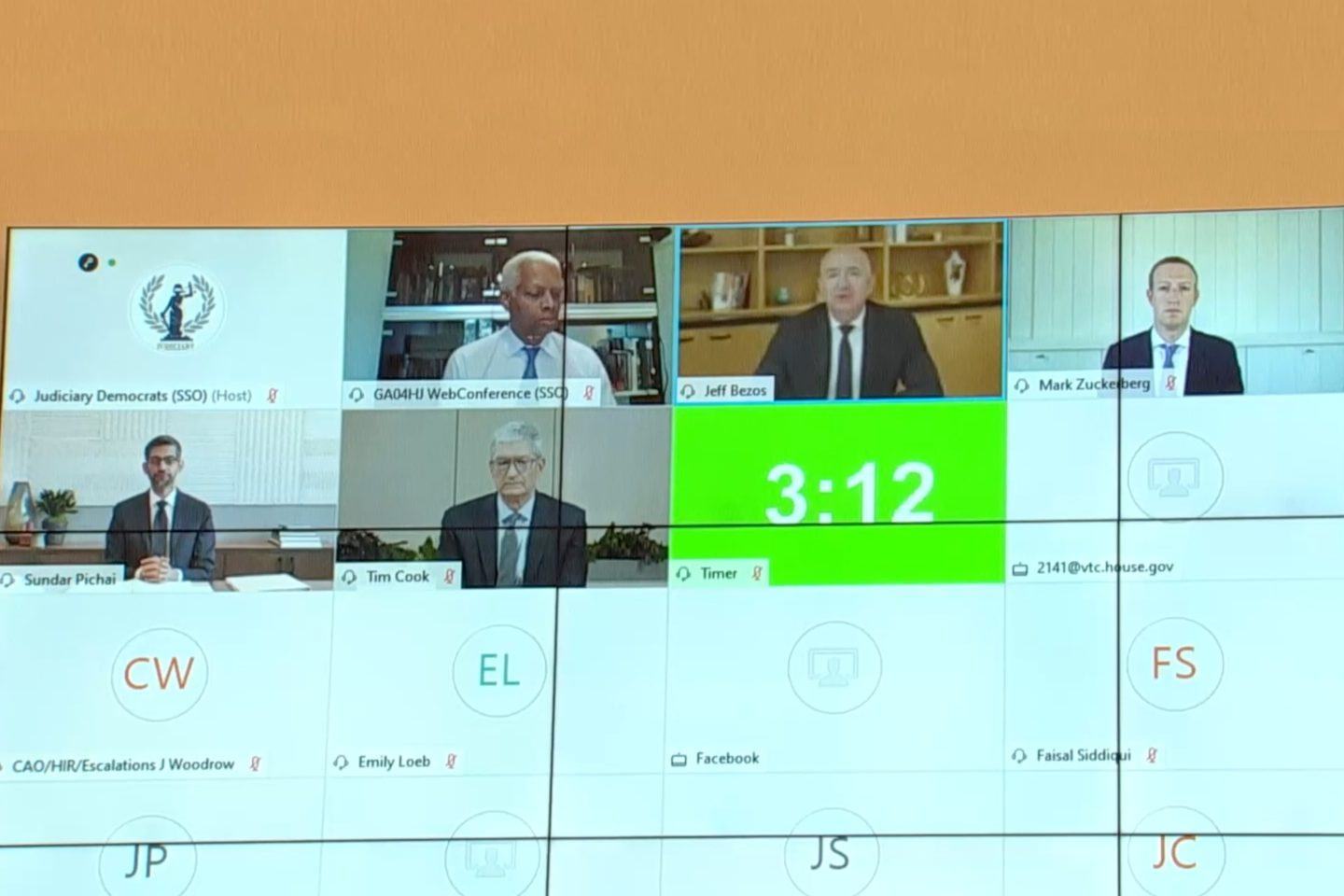 Telão de uma das audiências no Congresso com CEOs da Big Tech. Na tela, Zuckerberg, Bezos, Pichai e Cook.