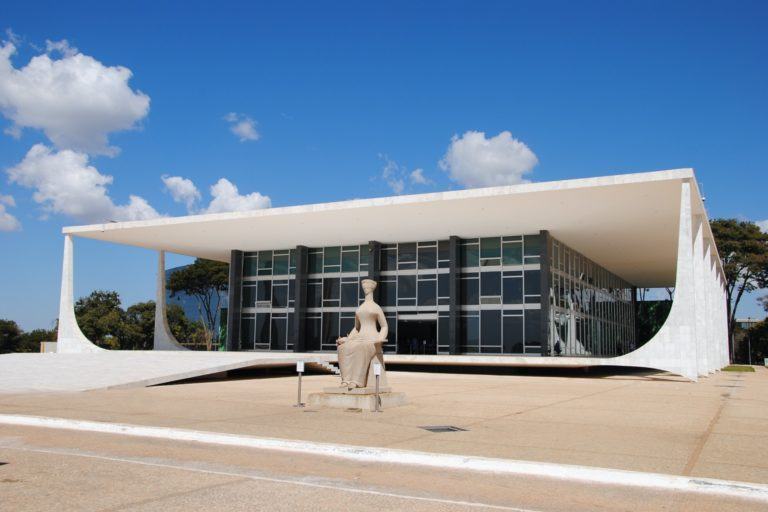 Fachada do Supremo Tribunal Federal, em um dia ensolarado.