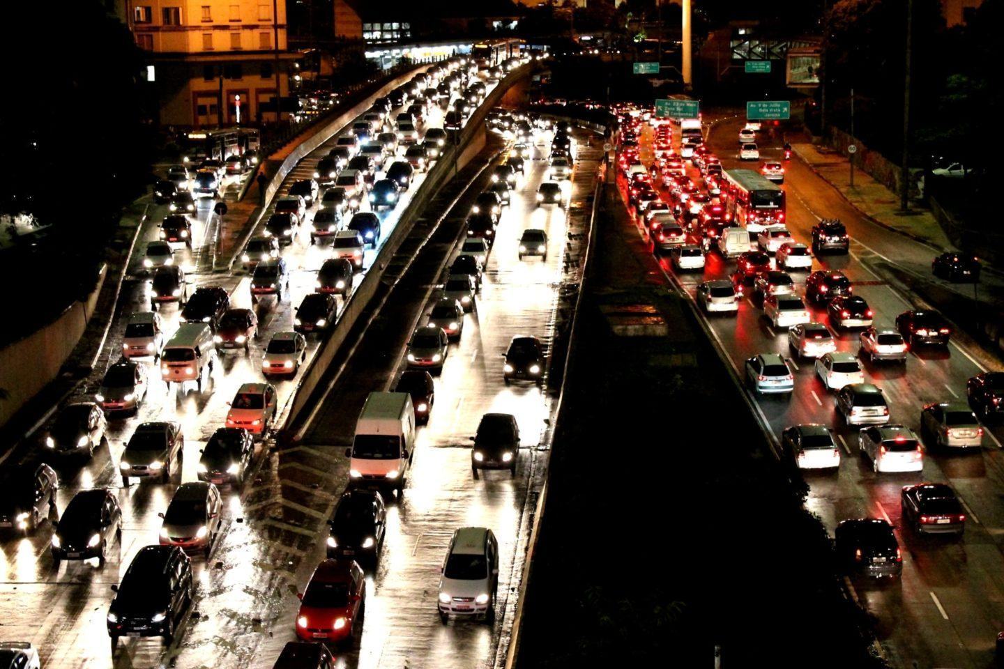 Foto noturna de ruas congestionadas no Vale do Anhagabaú, em São Paulo (SP).