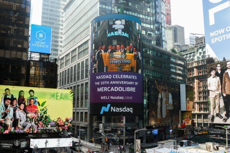 No prédio da Nasdaq, telão exibe executivos do Mercado Livre celebrando o 20º aniversário da abertura de capital da empresa.