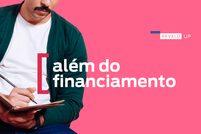 Imagem rosa com um homem de bigode, camiseta branca e casaco verde fazendo anotações em um caderno. Em primeiro plano, logo do Revelo UP e a frase: Além do financiamento.