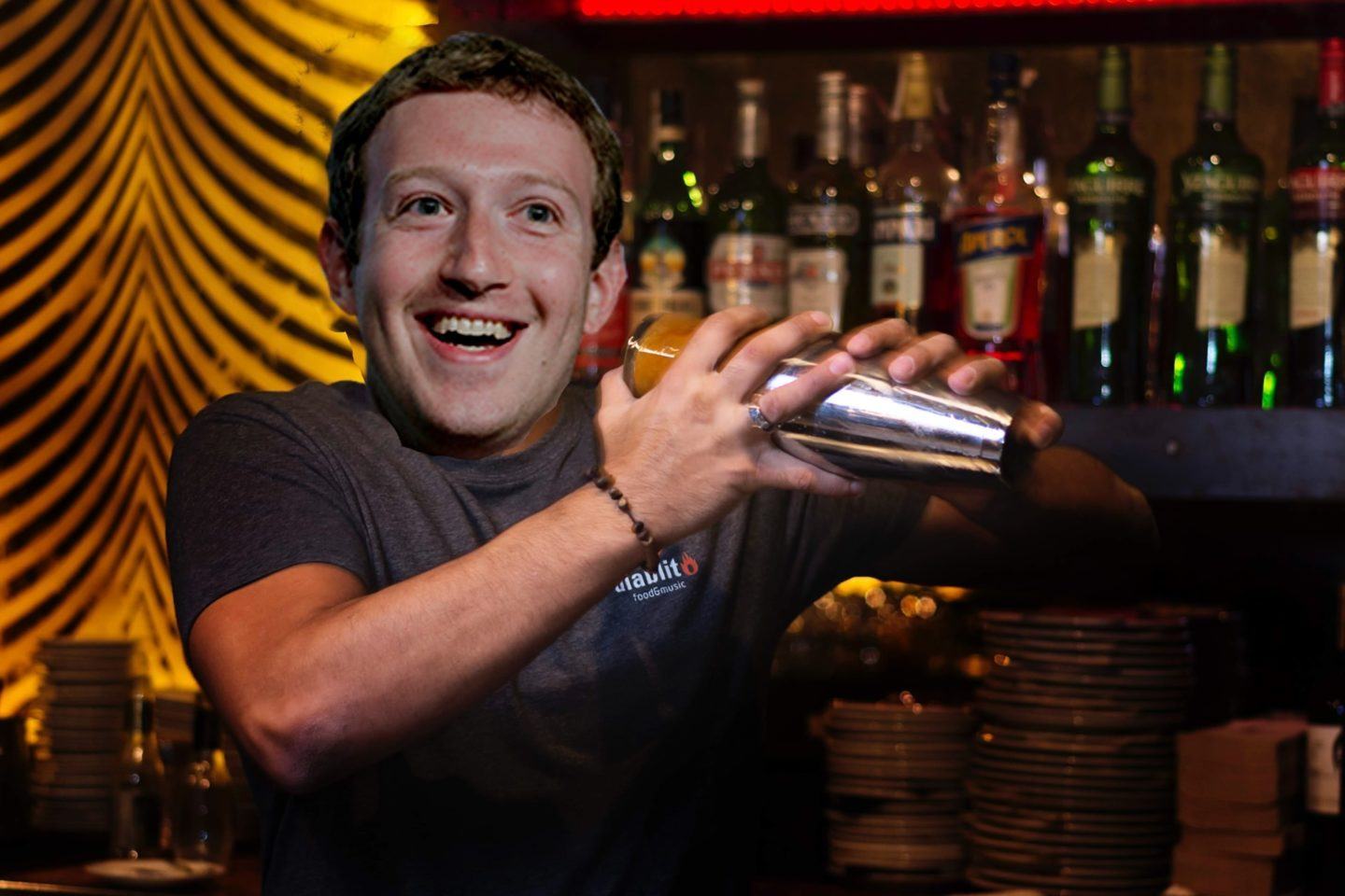 Montagem. Um bartender mexendo um drink atrás do balcão de um bar, com várias bebidas ao fundo, mas com o rosto colado de Mark Zuckerberg sorrindo.
