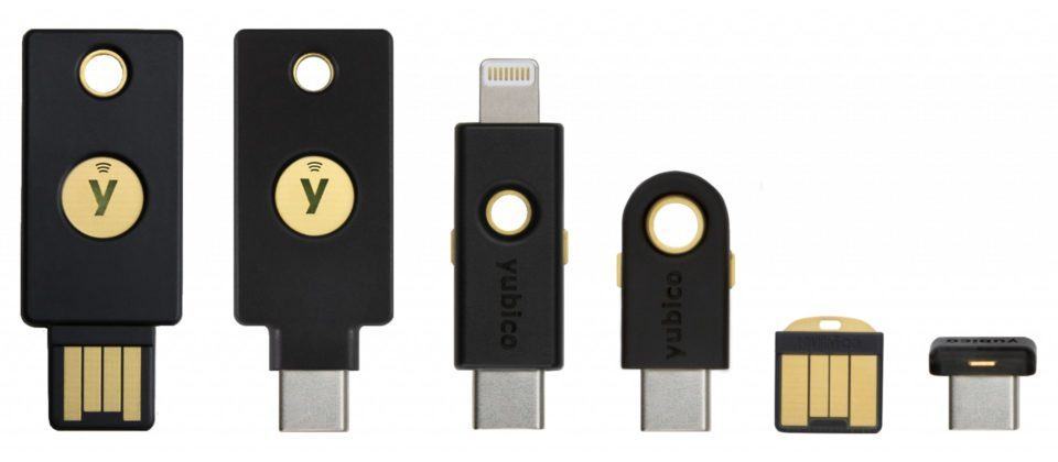 Seis modelos da família YubiKey 5, lado a lado.