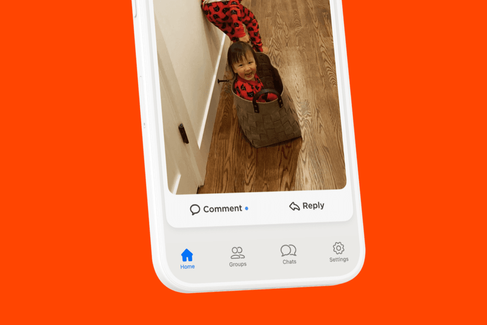 Print do HalloApp em um fundo laranja.