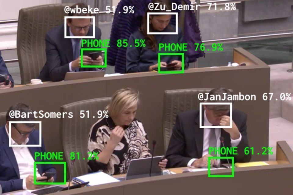 Foto de uma bancada com várias pessoas mexendo em celulares e, nessas, quadrados brancos e verdes indicando o percentual do tempo que cada um passou olhando para o celular.