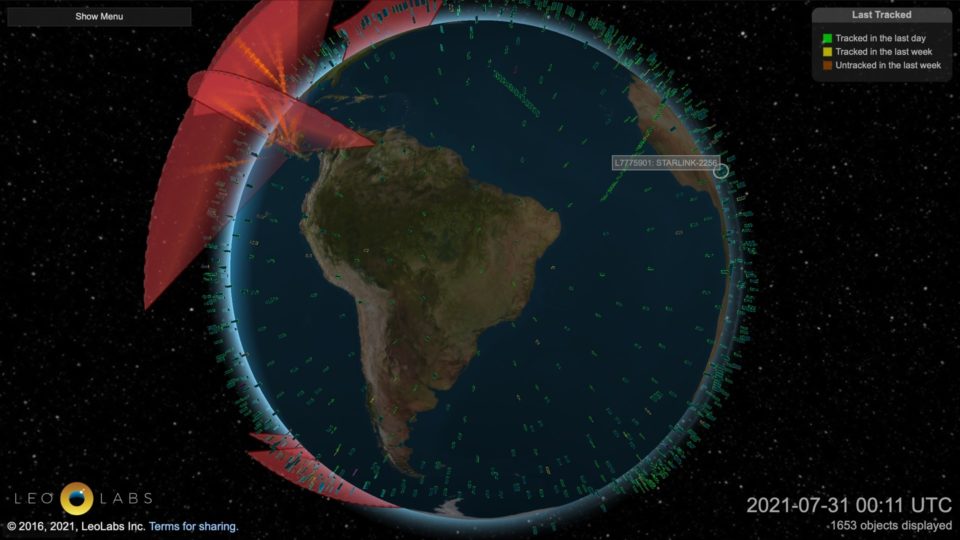 Print da Terra com satélites Starlink em torno dela.
