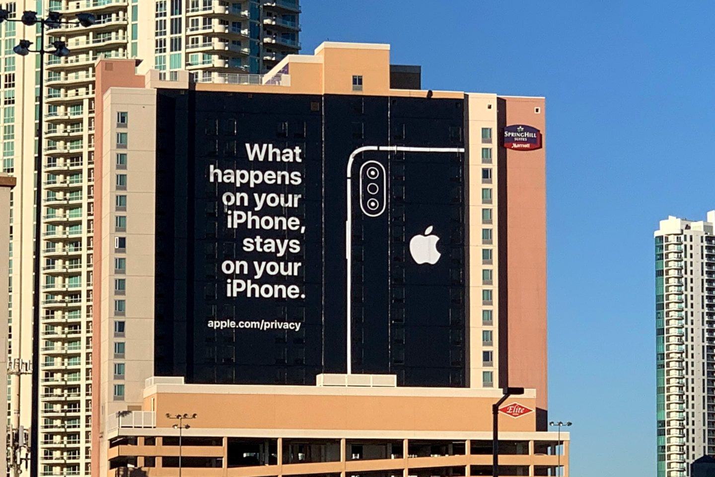 Foto de um outdoor em um prédio, onde se lê, em inglês: “O que acontece no seu iPhone, fica no seu iPhone.”