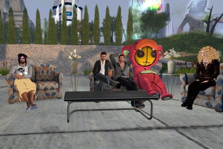 Avatares do Second Life sentados em sofás em um ambiente aberto, com árvores e um castelo ao fundo.