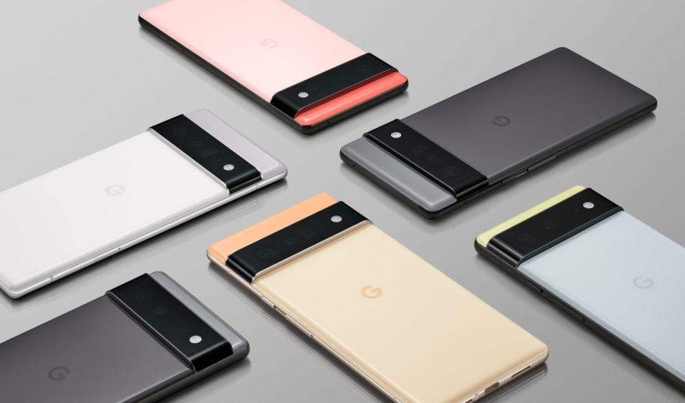 Vários modelos do Pixel 6 e Pixel 6 Pro, em diversas cores, espalhados sobre uma superfície cinza.