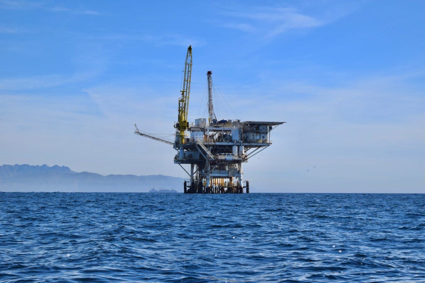 Plataforma de petróleo em alto mar.
