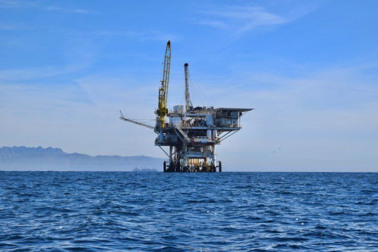 Plataforma de petróleo em alto mar.