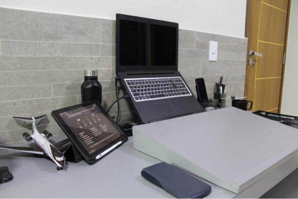 Detalhe do notebook e do iPad do Pedro.