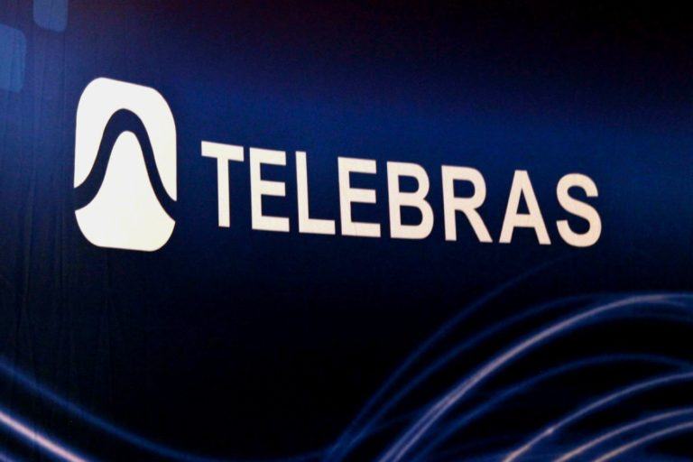 Logo da Telebrás em um fundo azul.