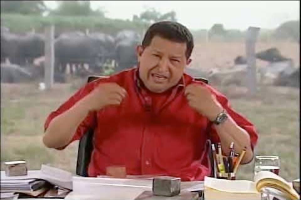 Ex-presidente Hugo Chávez, de camisa vermelha e gesticulando, durante um discurso na TV.